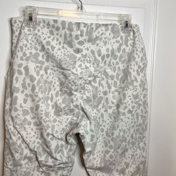 Lululemon NWT Align HR Crop 21" Cheetah Camo Weightless Sweat Wicking Leggings - Picture 6 of 9